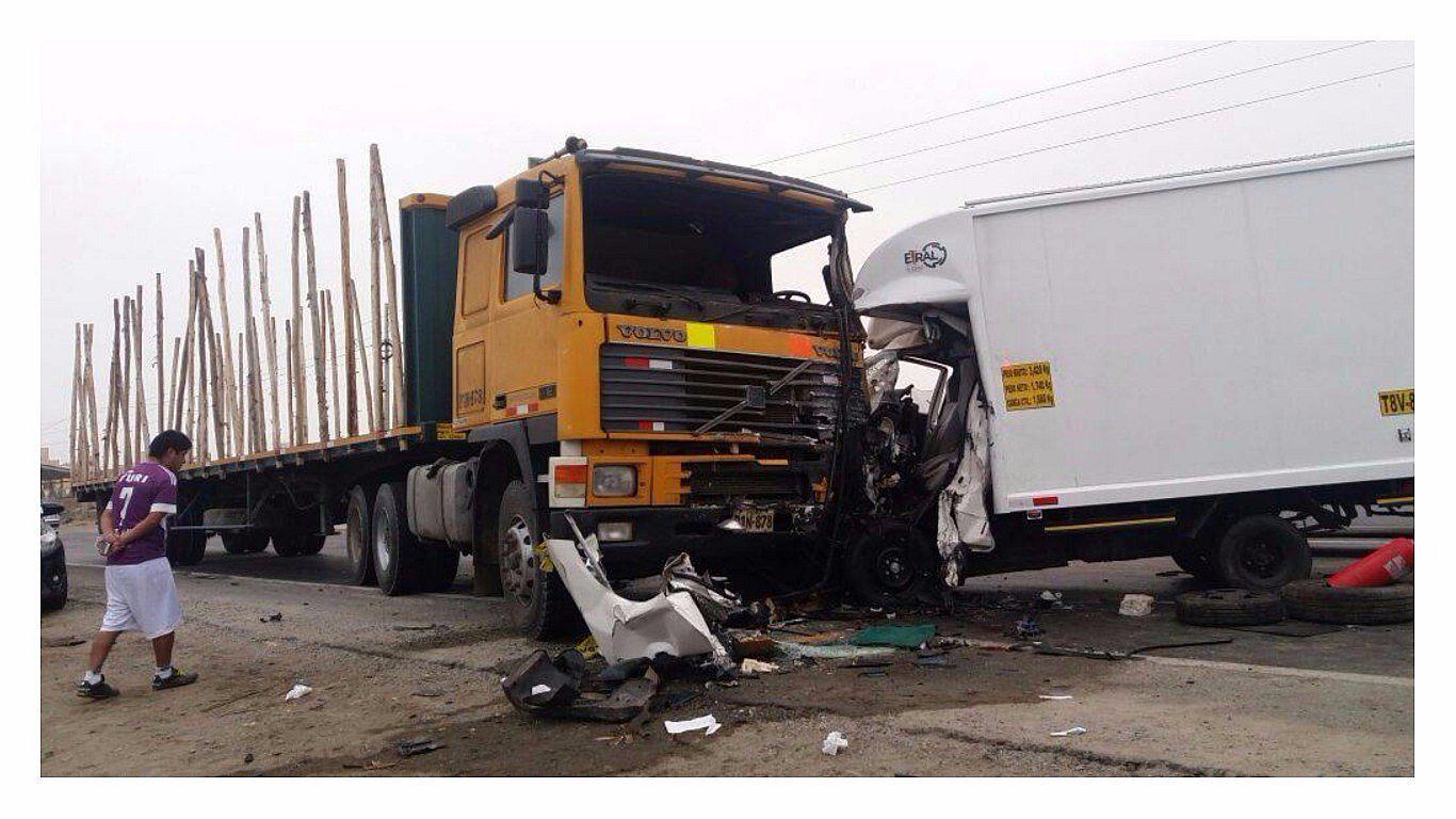 Choque entre tráiler y camión deja un muerto (VIDEO) 