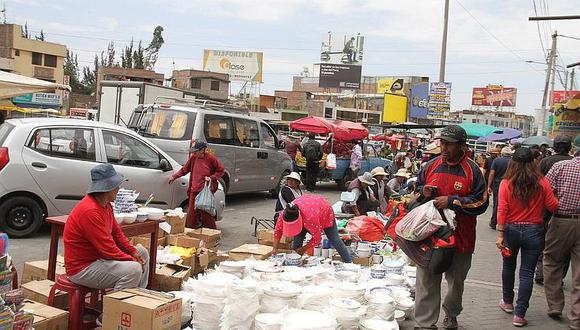 Comerciantes informales expenden desde ropa hasta comida en zona donde empresa realiza trabajos de mejoramiento vial. (Foto: Difusión)