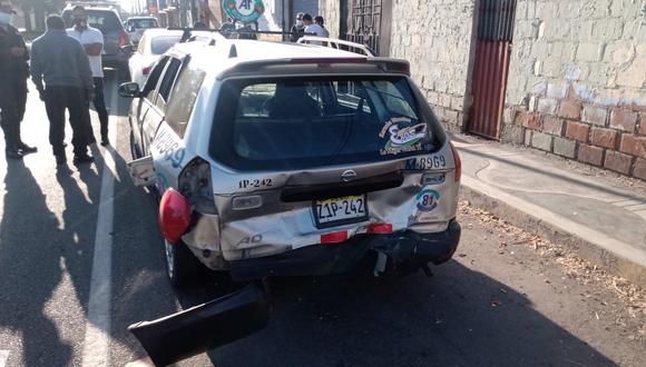 El taxi y el auto del oficial quedaron dañados tras colisionar en el cercado de Tacna. (Foto: Difusión)