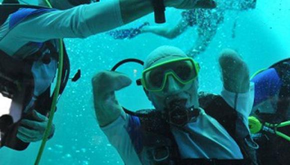 Nadador amputado se sumerge a 33 metros de profundidad