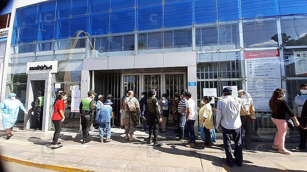 Tacna: Largas colas en bancos por bono del Midis