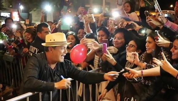 Alejandro Sanz llega a Lima y fans intentaron robarle beso (VIDEO)    