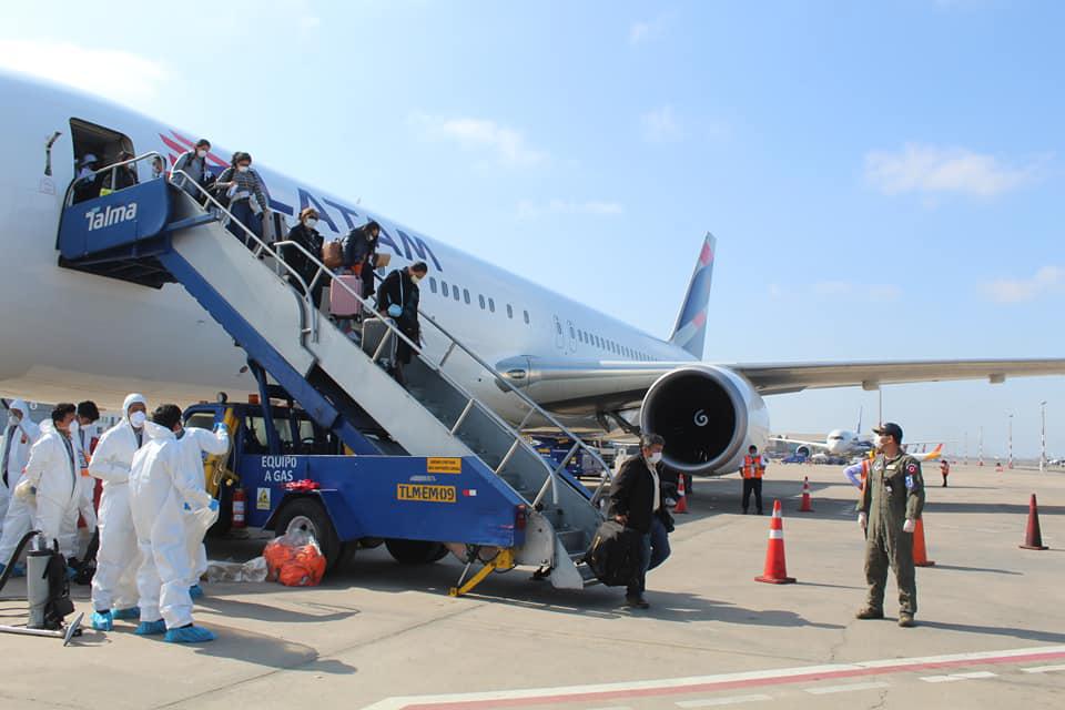 Alrededor de 400 peruanos retornaron la tarde del martes al país tras permanecer varados en Estados Unidos, Holanda y Francia, por el cierre de fronteras. (Foto: FAP)