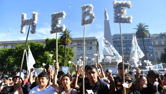 Integrantes de la organización Madres de Plaza de Mayo se reúnen para despedir a su presidenta Hebe de Bonafini, hoy, en Buenos Aires (Argentina). EFE/ Enrique García Medina