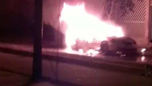 La dueña del auto salió del inmueble y vio sorprendida como su vehículo fue cubierto por las llamas y quedó inservible.
