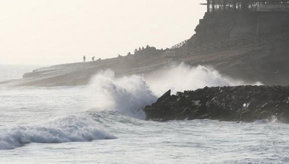 El oleaje causó estragos en Paracas este sábado, producto de la erupción de un volcán submarino en Tonga. (Foto: GEC)