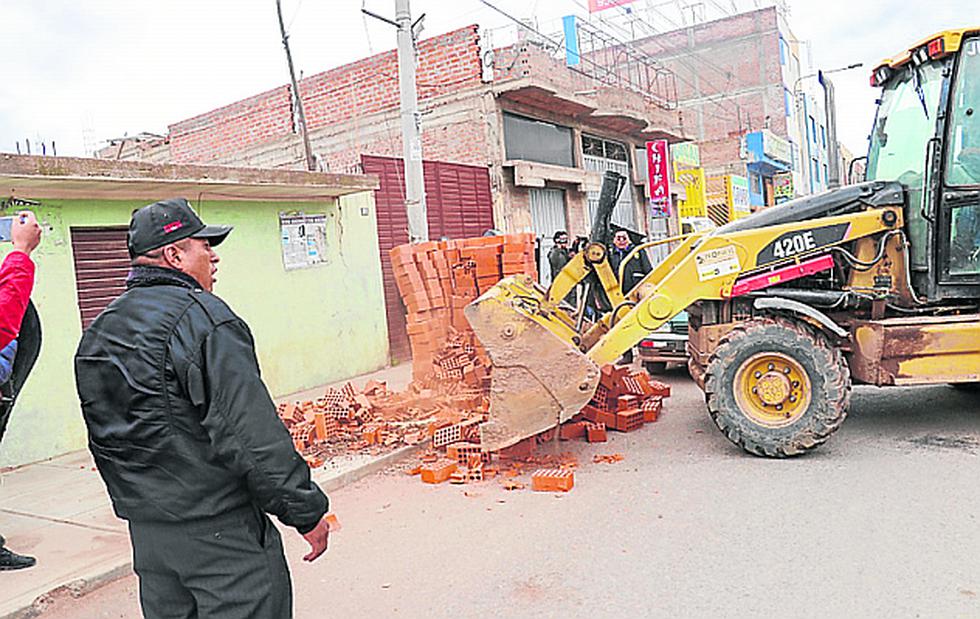 Destruyen ladrillos apilados que ocupaban las vías públicas en Juliaca