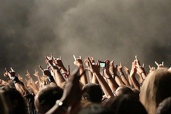 Sorprendente: Bebé hace señal de "Rock and Roll" durante ecografía (FOTO)