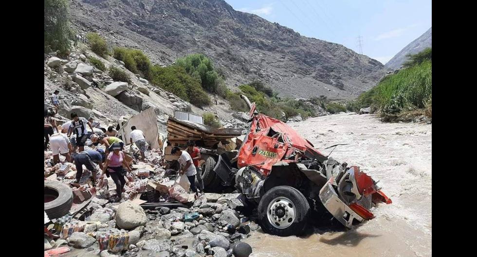 Saquean camión que cayó a río en Pisco - Ica; mientras chofer y ayudante pedían auxilio (Foto: Carmen Quispe)