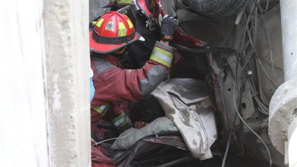 Hombre queda atrapado tras choque de camión de basura contra dos mototaxis y auto