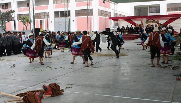 Estudiantes celebran con danzas 48 años del Instituto González Vigil