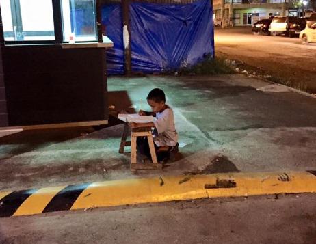 ​Foto de niño estudiando en la calle conmueve y se vuelve viral