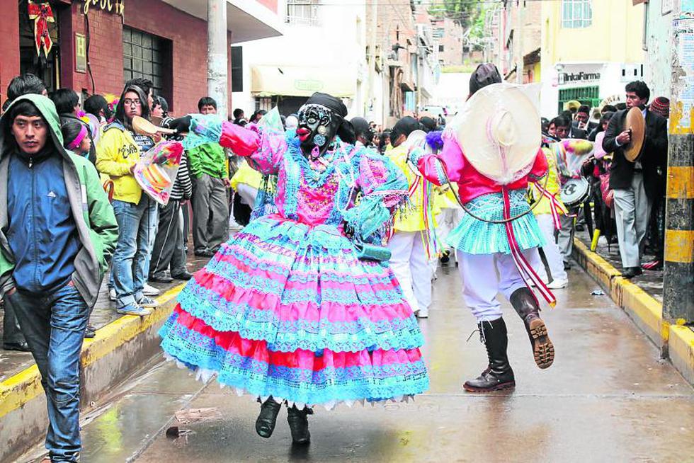 Feligreses acompañan a los negritos en plena lluvia