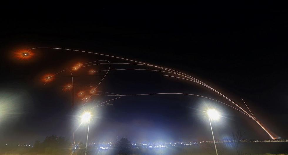 El sistema de defensa aérea Domo de Hierro de Israel intercepta cohetes lanzados desde la Franja de Gaza por Hamas. (Foto de JACK GUEZ / AFP).