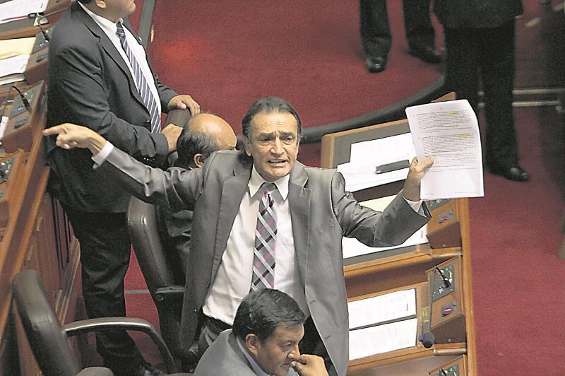 Becerril denuncia que el Minjus direcciona la licitación de dos penales