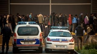 HRW denuncia inmigrantes sufren maltrato policial en puerto francés de Calais