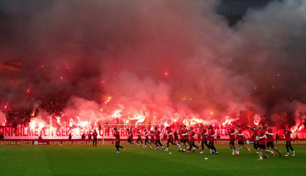 Pese a la gran expectativa de la hinchada del 'Cim-Bom', Galatasaray empató sin goles (0-0) ante Fenerbahce; sin embargo, continúa como líder la tabla de la Superliga de Turquía con 54 puntos. (@GalatasaraySK)