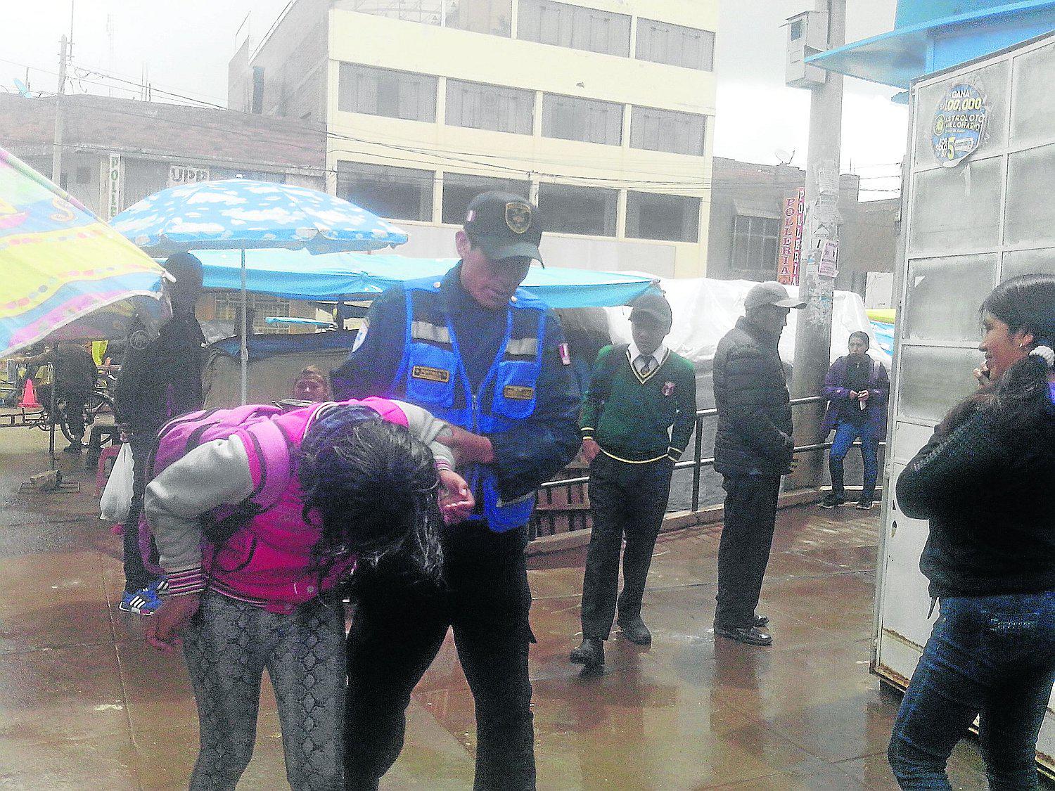 Juliaca: escolares fugan de clases para irse a emborrachar (VIDEO)