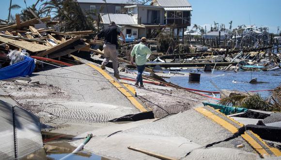 Autoridades revisan la destrucción en las Islas Matlacha tras el paso del huracán Ian, en Fort Myers Beach, Florida, EE.UU., el 30 de septiembre de 2022. (Foto de EFE/EPA/CRISTOBAL HERRERA-ELYASHKEVICH)