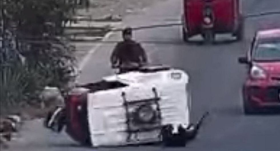 Perro choca contra mototaxi en movimiento y lo voltea (VIDEO)