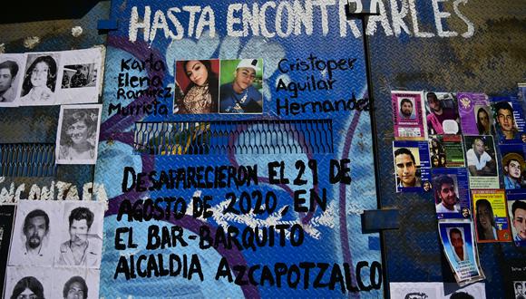 Vista de un cerco con fotos de personas desaparecidas de la Glorieta de la Palma en la avenida Paseo de la Reforma, luego de que familiares y miembros de grupos de búsqueda propusieron cambiarle el nombre 'Glorieta de Las y Los Desaparecidos' (Rotonda de los Desaparecidos), en México City, a 17 de mayo de 2022. (Foto de Pedro PARDO / AFP)
