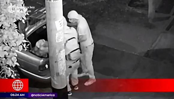 Los delincuentes se llevaron todo lo robado en un taxi. (Captura video América Noticias)