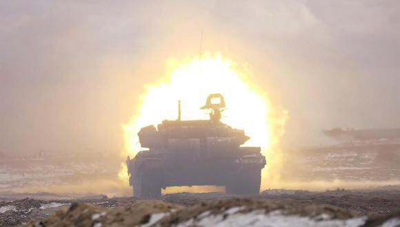 Una fotografía proporcionada por el Ministerio de Defensa de Bielorrusia muestra tanques de las Fuerzas Armadas de Bielorrusia durante un ejercicio militar conjunto con Rusia en medio de la tensión por Ucrania. (EFE).