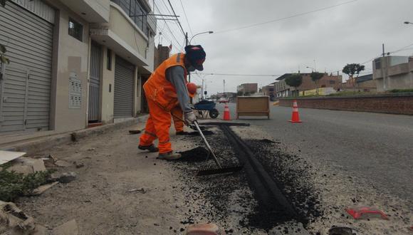 Municipio está culminando obra de parchado de vías en el distrito Alto de la Alianza. (Foto: Difusión)