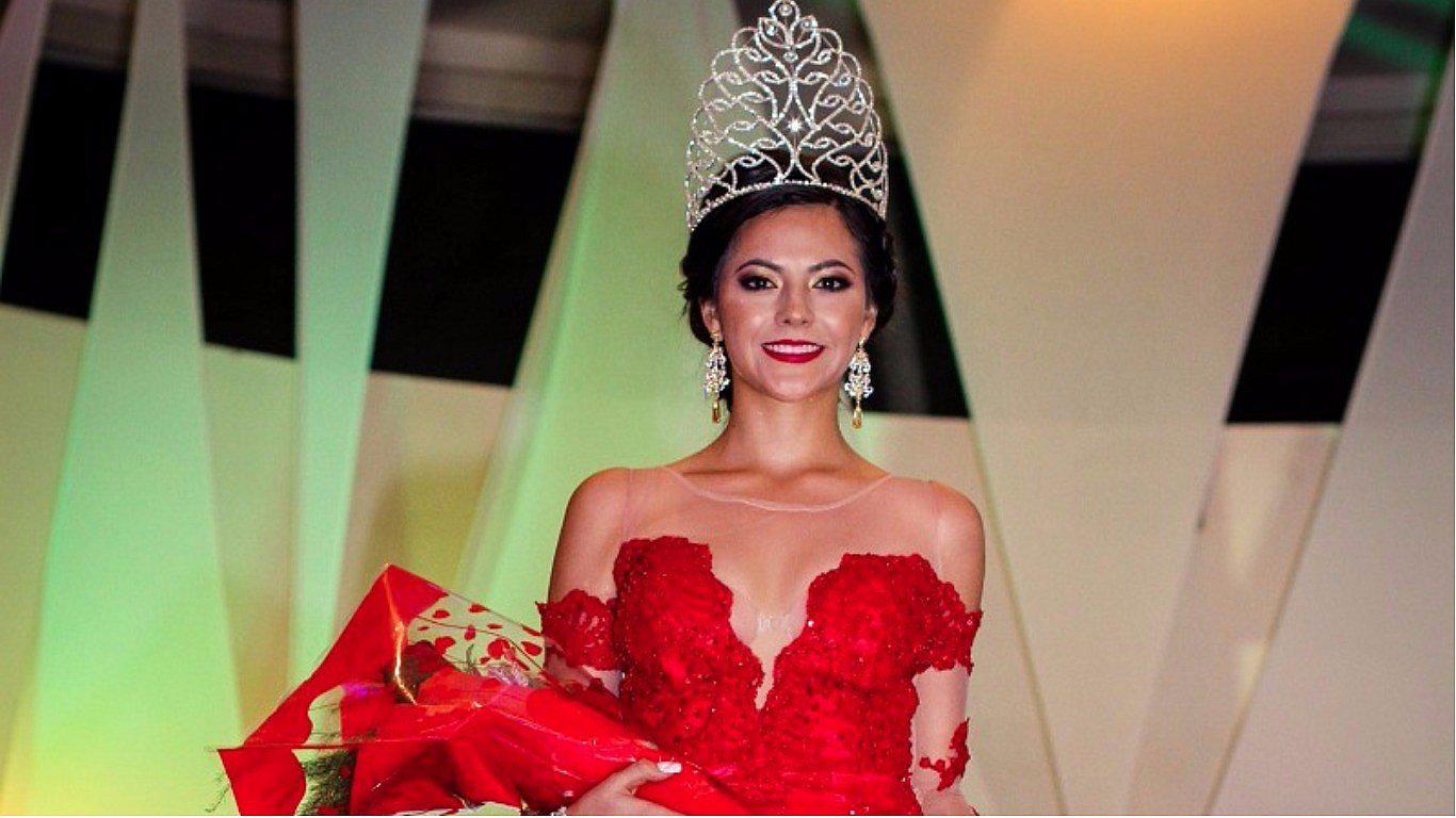 ​El vestido rojo de Raffinata Atelier que llevó a Gaby a ser la reina