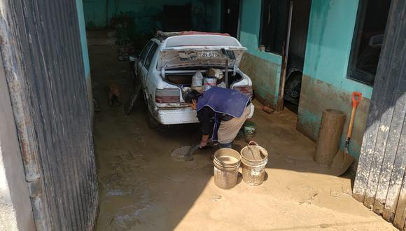 Pobladores retiraron el lodo en baldes por varias horas en Paucarpata| Foto: Leonardo Cuito