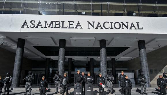 Las fuerzas policiales montan guardia frente a la Asamblea Nacional en Quito después de que el presidente de Ecuador, Guillermo Lasso, emitiera un decreto para disolver la legislatura. (Foto: RODRIGO BUENDIA / AFP)
