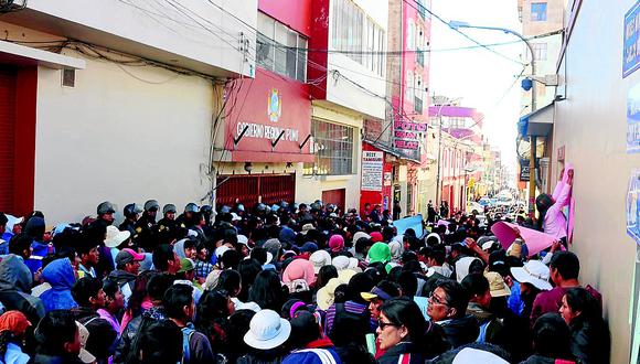 Estudiantes de JAE Puno protestan contra gobernador regional de Puno