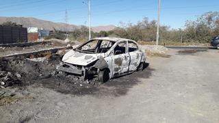 Arequipa: Auto reportado como robado aparece quemado en Socabaya