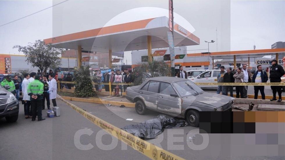 Delincuentes se enfrentan a balazos y atropellan a hombre que cruzaba la pista (VIDEO)