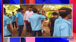 Alumnos golpean y atan a profesor a un árbol porque los reprobó en un examen en la India (VIDEO)