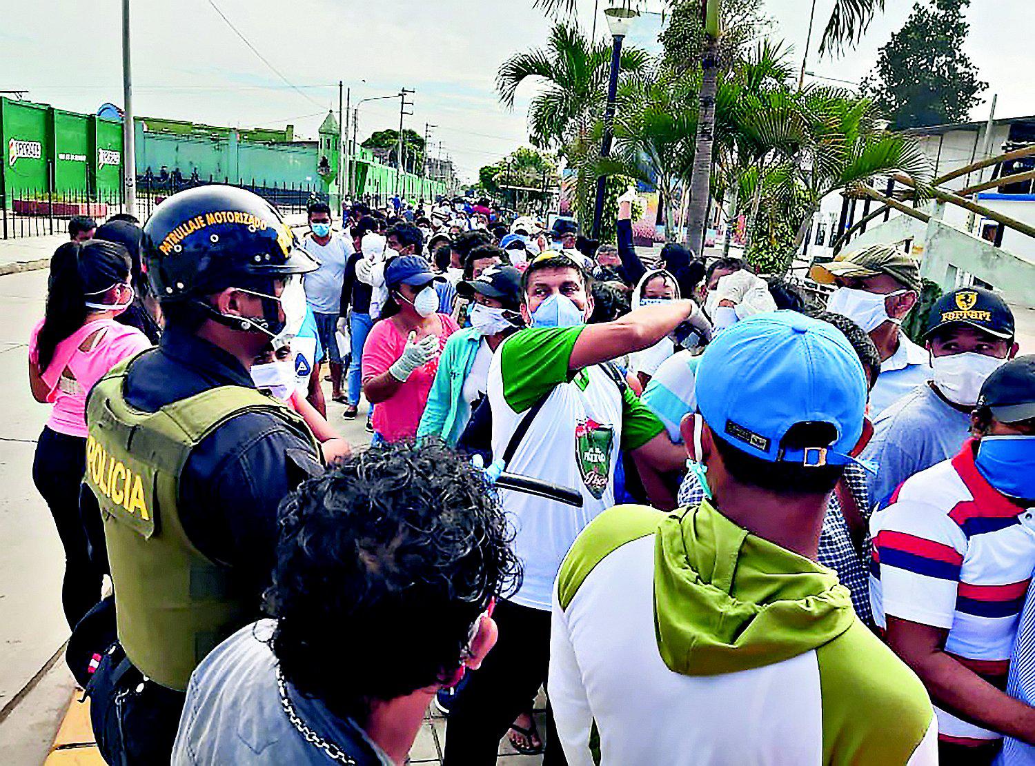 Caos en el centro de  la ciudad de Tumbes