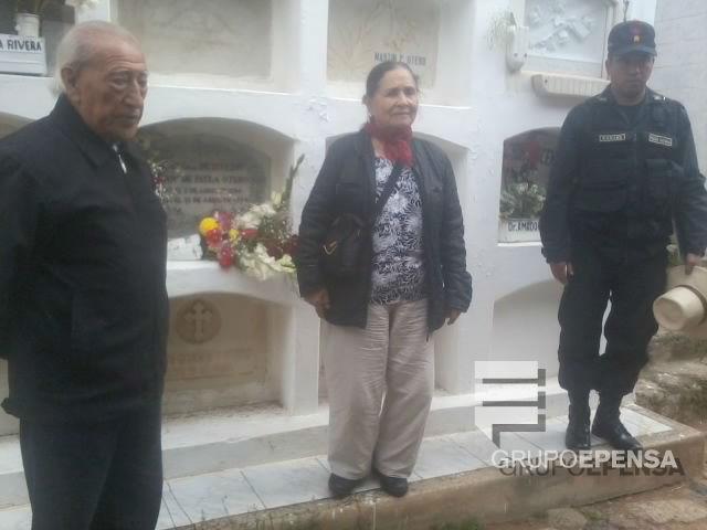 Padres de Ollanta Humala visitan tumba de Gral. Francisco de Paula Otero