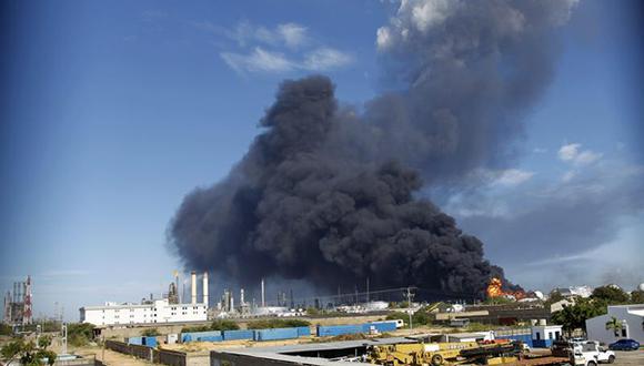 Aumentan a 48 los muertos por incendio en refinería venezolana