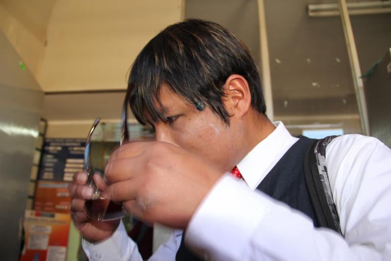 Puno. Desconocidos le incrustan lapicero en la cabeza