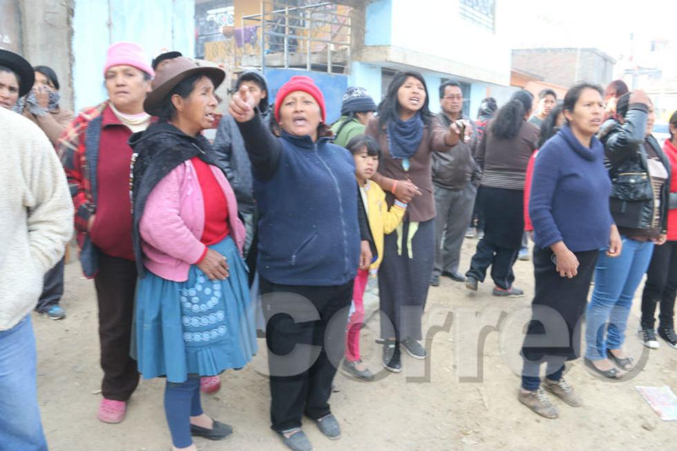 Voraz incendio consume local de reciclaje y molino de granos 