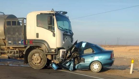 Un auto terminó destrozado tras choque frontal contra un camión de la empresa Leche Gloría. (Foto: Difusión)
