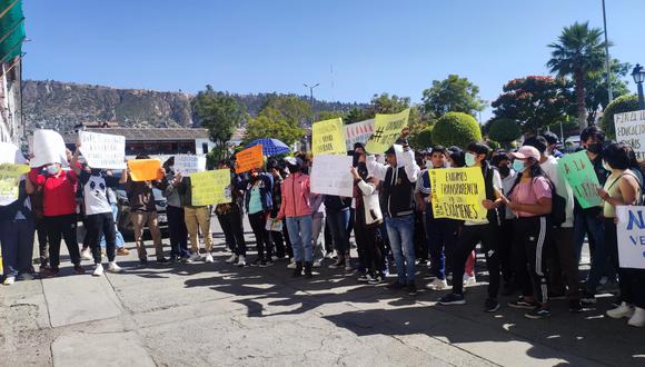 Estudiantes preuniversitarios realizaron plantón frente al rectorado