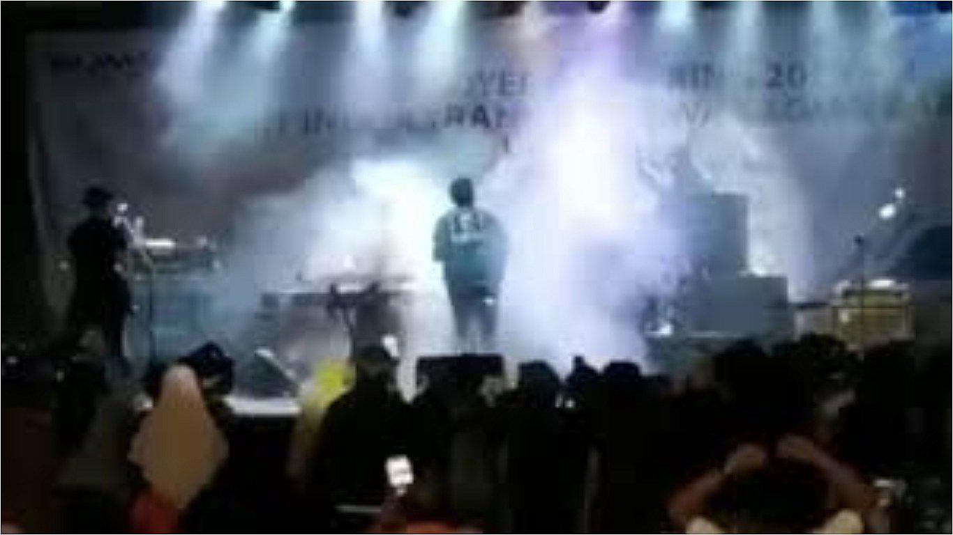 El momento en que tsunami arrasó con músicos durante concierto en Indonesia (VIDEO)