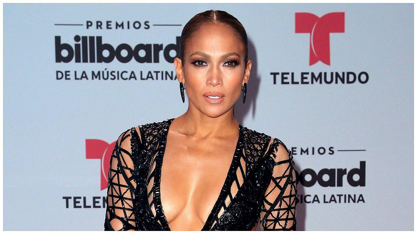 Jennifer Lopez alborotó la gala con este atrevido vestido [VIDEO y FOTOS]