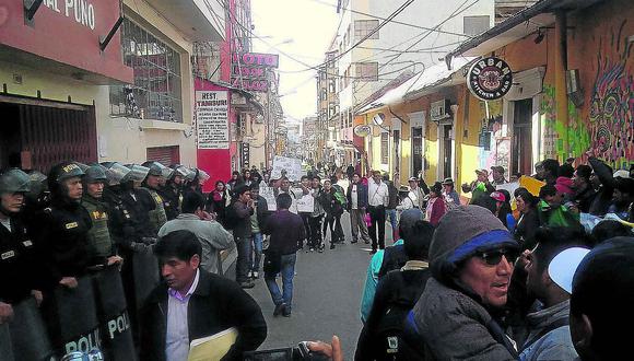 Pobladores llegan a Puno para reclamar a gobernador por no hacer carreteras