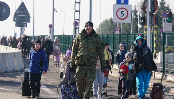 Mujeres y niños ucranianos cruzan la frontera de Ucrania a Polonia en el cruce fronterizo de Korczowa-Krakovets el 26 de febrero de 2022. (Foto: JANEK SKARZYNSKI / AFP)