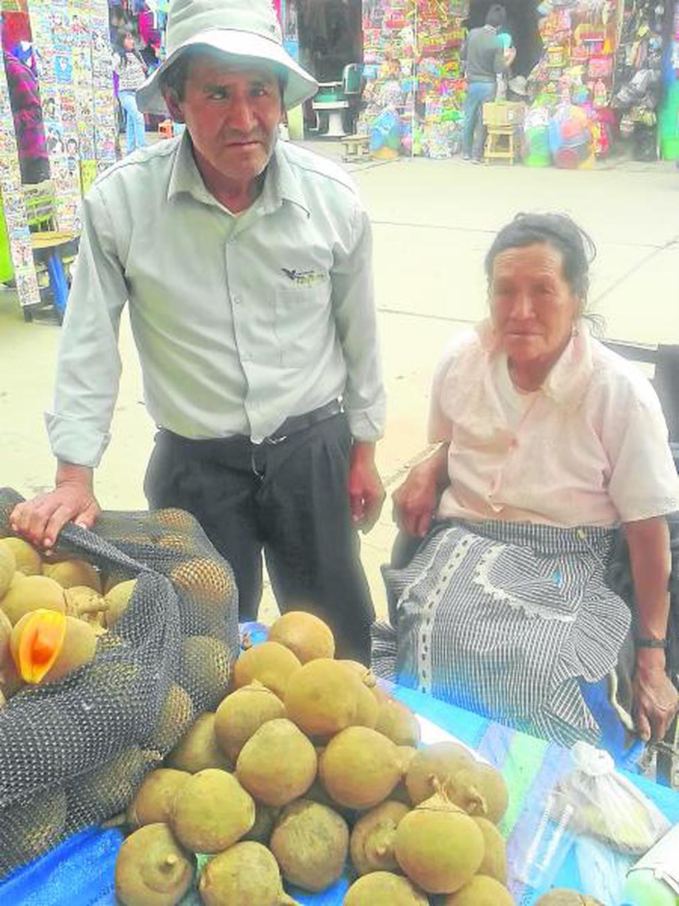 Pese a su avanzada edad ancianos se ganan el pan diario