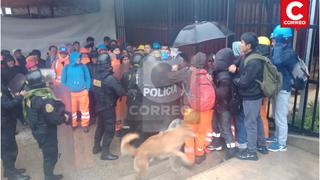 Trabajadores de construcción civil cierran con alambres las puertas del Gobierno Regional de Junín (VIDEO)