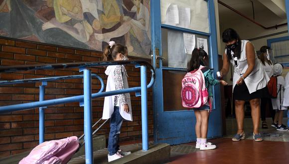 Alberto Fernández anunció la semana pasada que suspendía las clases presenciales por 15 días en la zona metropolitana de Buenos Aires. (Foto: ANALIA GARELLI / TELAM / AFP)
