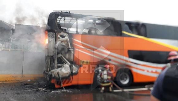 ​Vía de Evitamiento: bus interprovincial se incendió esta mañana en plena carretera (FOTOS y VIDEOS)